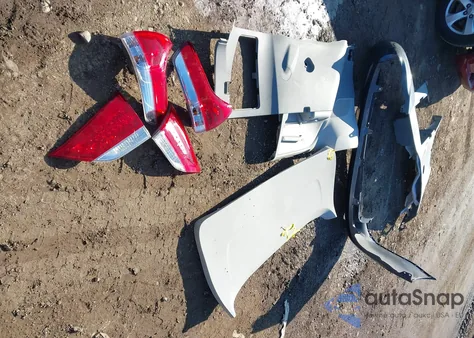 2014 Toyota Sienna Le V6 8 Passenger z USA, uszkodzony, nr VIN 5TDKK3DC8ES511145